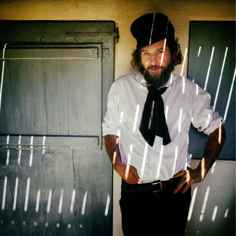 Vinicio-Capossela-foto-di-GUIDO-HARARI_sq_w