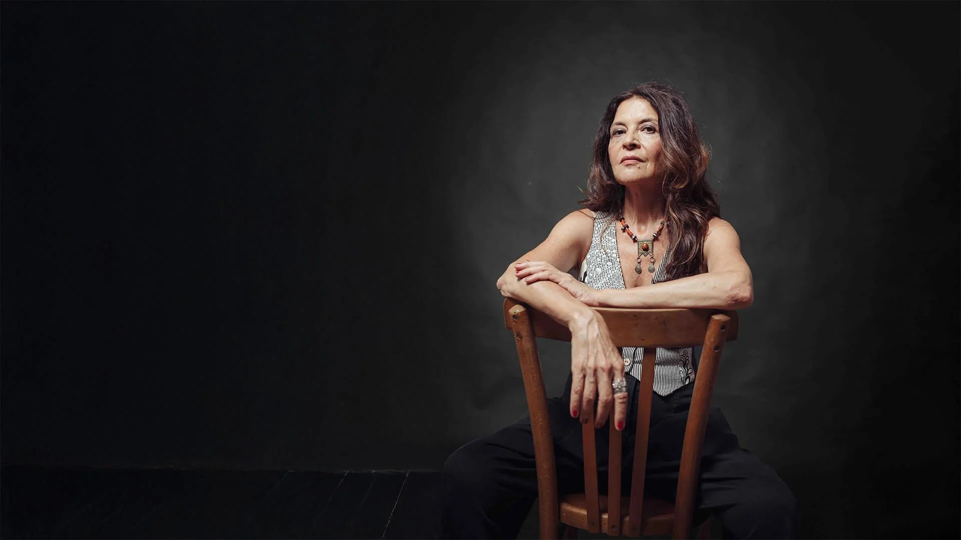 Maria Pia De Vito in una foto promozionale su fondo nero.